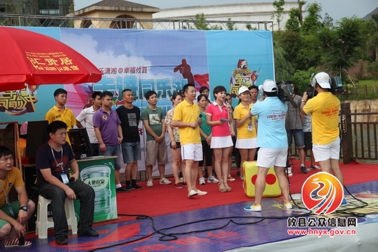 不惧高温 不怕困难