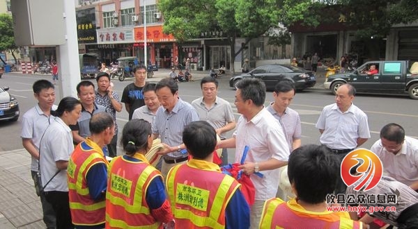 攸县总工会走向街头送“清凉”