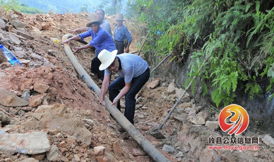 面对持续干旱，酒埠江镇政府积极组织村民抗旱