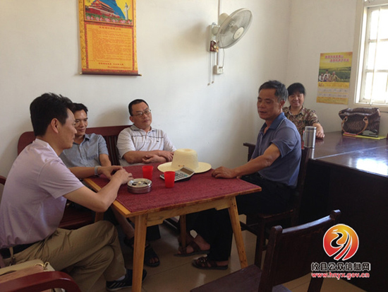 卫生监督所到结对共建村参与抗旱救灾活动