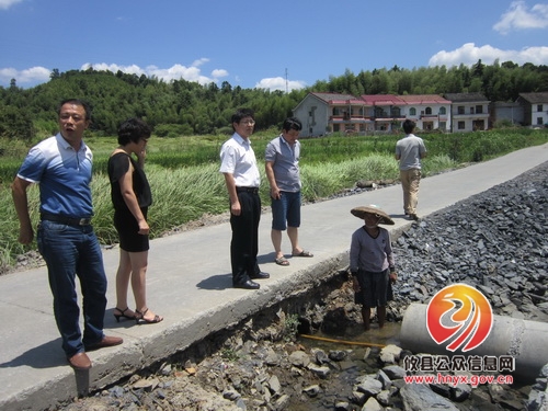 周文安一行到黄丰桥镇视察旱情