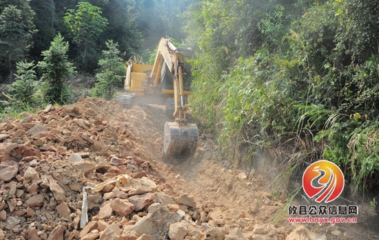 面对持续干旱，酒埠江镇政府积极组织村民抗旱