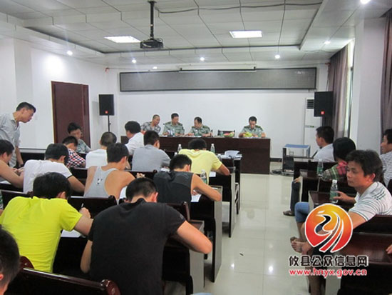 王庆波一行到黄丰桥镇对应征青年进行家访