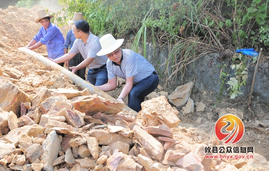 面对持续干旱，酒埠江镇政府积极组织村民抗旱