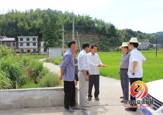 县农委陈建斌一行来槚山乡察看旱情