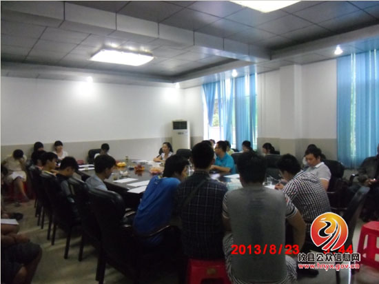 柏市镇召开2013级大学新生座谈会