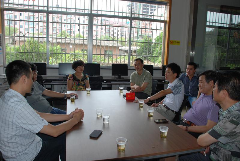 8月27日，何若愚副局长在小湖塘社区征求我局在职党员“进社区”活动的意见建议