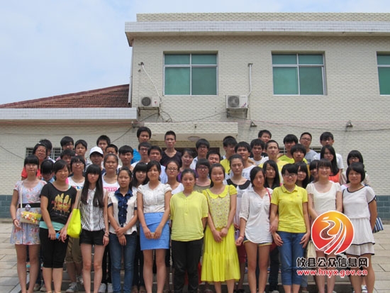 石羊塘镇召开2013级大学生座谈会