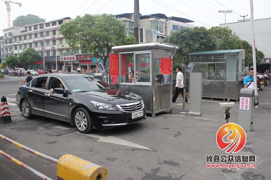县人民医院停车场试行收费，缓解医院停车难