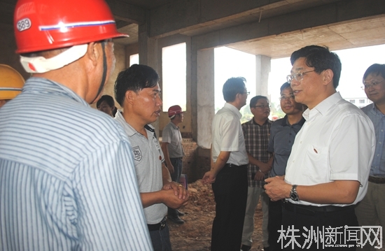 贺安杰报到云田社区领教育讲课/法律援助岗位