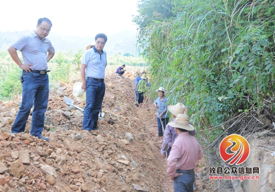 面对持续干旱，酒埠江镇政府积极组织村民抗旱