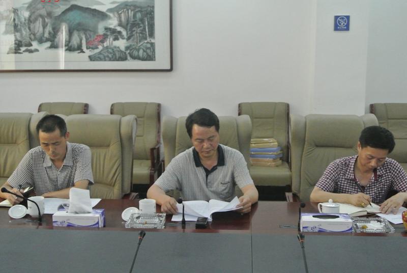 总经济师唐运刚一行到株洲县局检查“六五”普法及征地拆迁工作