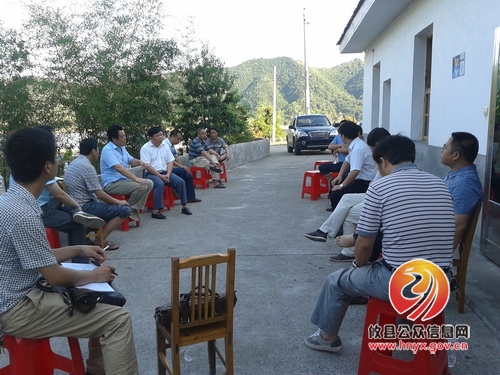 周文安一行到黄丰桥镇视察旱情