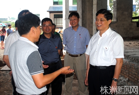 贺安杰报到云田社区领教育讲课/法律援助岗位