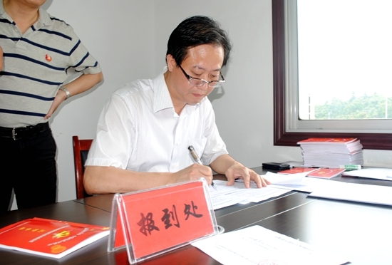 贺安杰报到云田社区领教育讲课/法律援助岗位