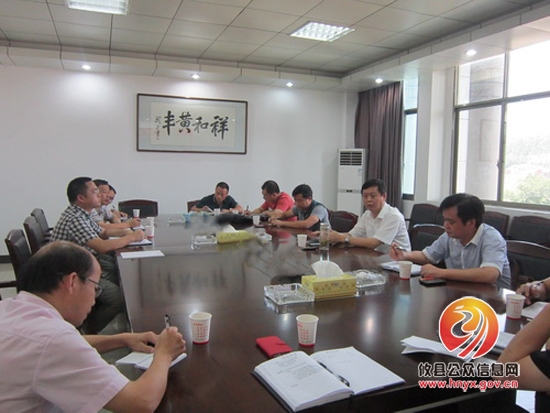 陈可勇一行到黄丰桥镇召开城镇建设现场办公会