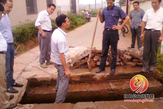 大同镇观背村干部自筹资金修筑坍塌涵洞