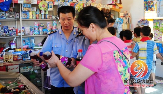 县工商局开展校园周边环境整治行动