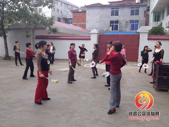 酒埠江妇联邀请老师指导妇女开展文体活动