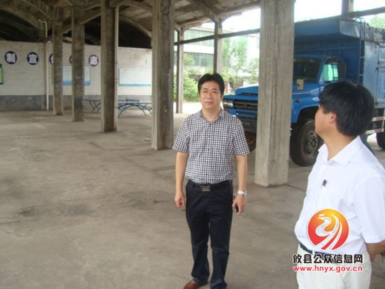 县法建办到酒埠江镇督查六五普法暨法治创建工作