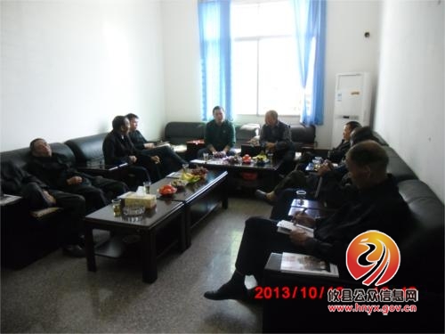 柏市镇举行老年人座谈会
