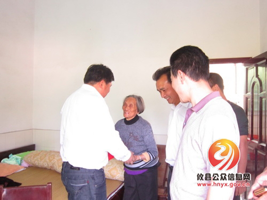 重阳佳节 黄丰桥镇给老人送节日慰问