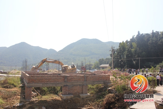 槚山乡开展集中拆除违法建筑专项整治行动