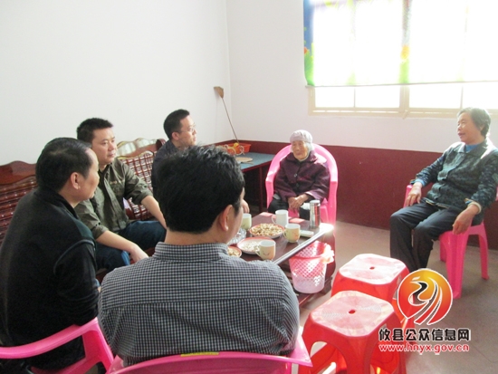 重阳前夕，龚红果一行到湖南坳乡走访慰问百岁老人