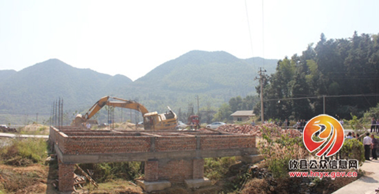 攸县国土资源局在槚山乡开展集中拆除违法建筑专项整治行动