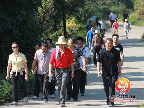 交警大队举行“登广寒寨，品农家饭”登山比赛活动