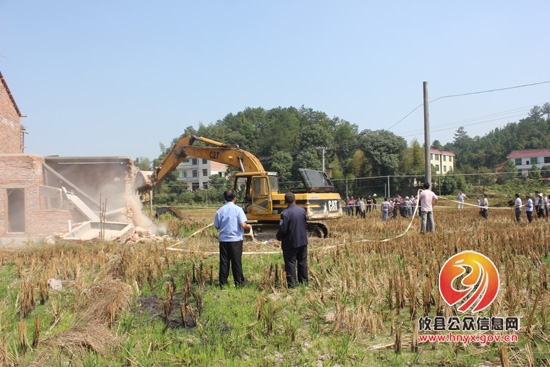 槚山乡开展集中拆除违法建筑专项整治行动