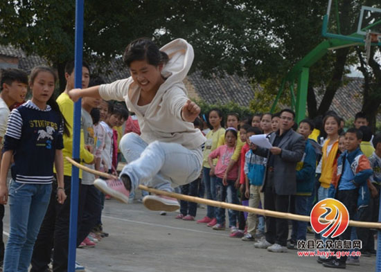 坪阳庙乡中学举行阳光体育运动会