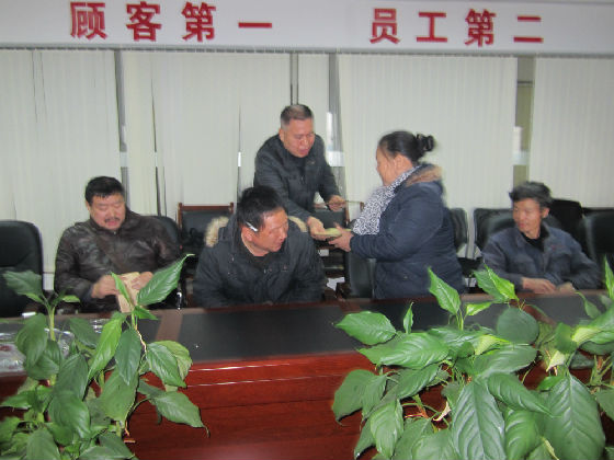 元旦、春节期间总工会深入生产一线慰问困难职工