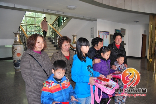 攸县计生局为留守儿童送快乐送祝福
