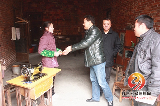 攸县法院：年末送关怀 温情暖人心