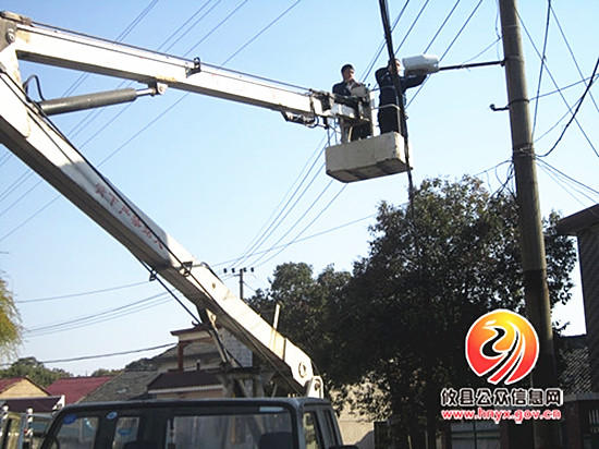 攸县市政园林管理处检修路灯保市民亮堂过节