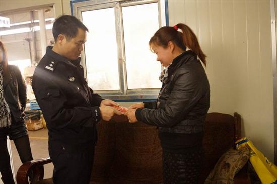 县交警大队走访慰问企业特困职工