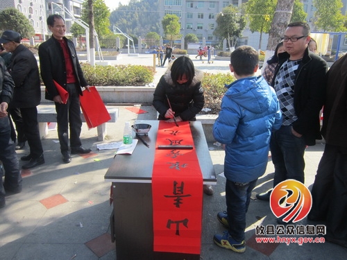 【迎新春】黄丰桥镇举办免费送春联活动
