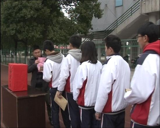 株洲县五中为齐茜同学举行捐款活动