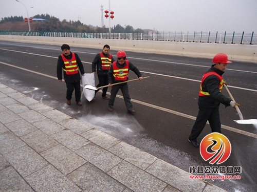 市政园林管理处对城区桥梁及重点路段路面积雪加强管控防护