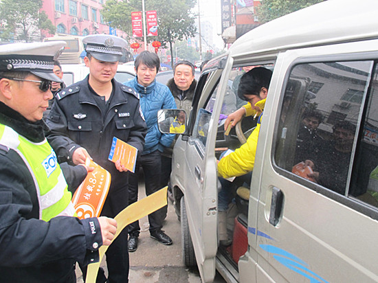 攸县交警大队开展农村地区面包车违法整治 全面提高核载粘贴率