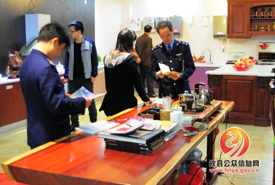湘东家居城联合城关工商所开展家具质量大检查