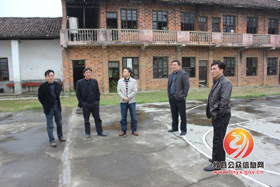 文斌一行到槚山乡视察教育工作