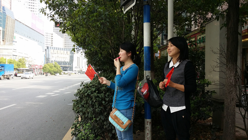 3月29日，市局机关二支部开展“文明交通劝导服务”活动
