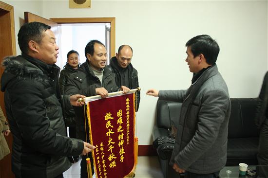 零售户向株洲县烟草局赠送锦旗