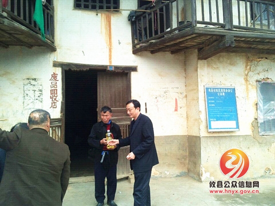 县总工会一行到丫江桥镇开展群众路线教育实践活动