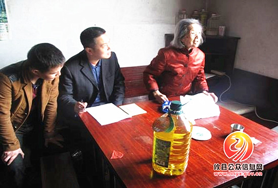 县招投标局：积极践行党的群众路线　扎实做好进村帮扶活动