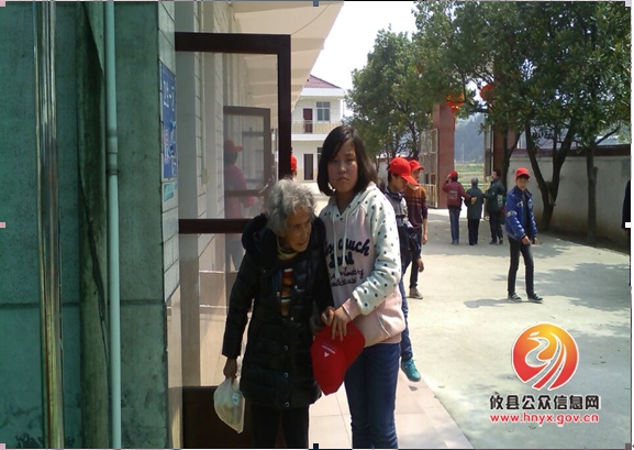 湖南坳乡中学组织学生慰问敬老院老人