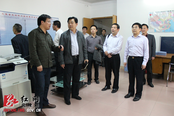 市委第一督导组深入我县调研指导教育实践活动