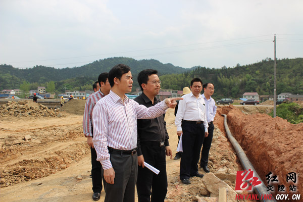 刘正平视察草坪河片区和文体中心项目建设情况